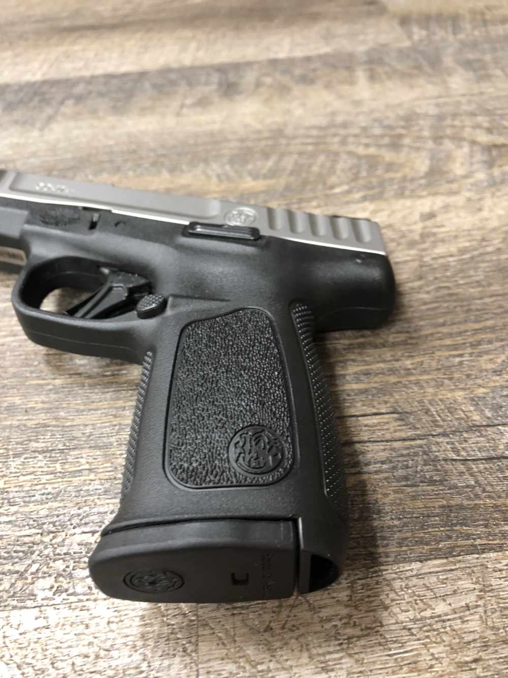 Smith & Wesson S&W Two Tone SD40 2.0 w/ One 14 Round Factory Mag CLEAN 4"-img-1