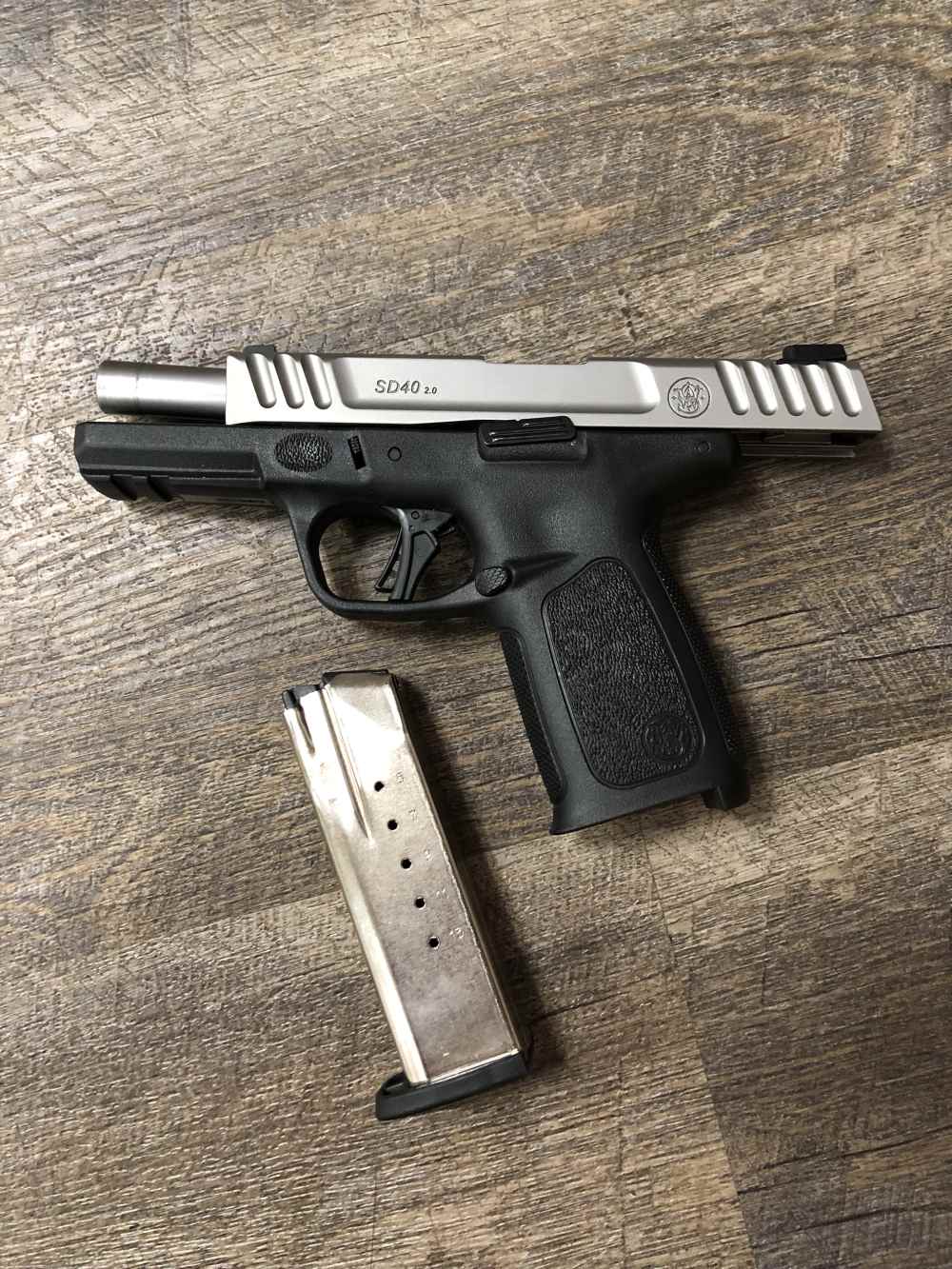 Smith & Wesson S&W Two Tone SD40 2.0 w/ One 14 Round Factory Mag CLEAN 4"-img-11