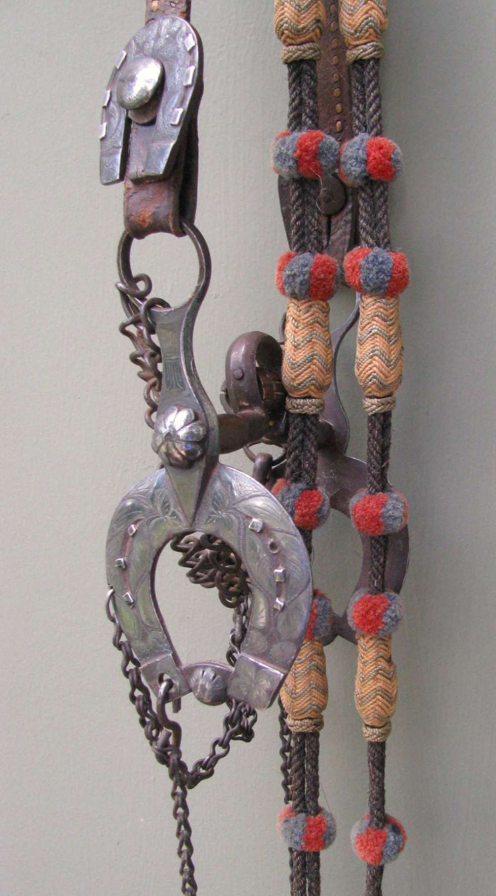 UNIQUE ANTIQUE MATCHING SILVER ENGRAVED HORSESHOE BIT/CONCHOS FANCY REINS -img-6