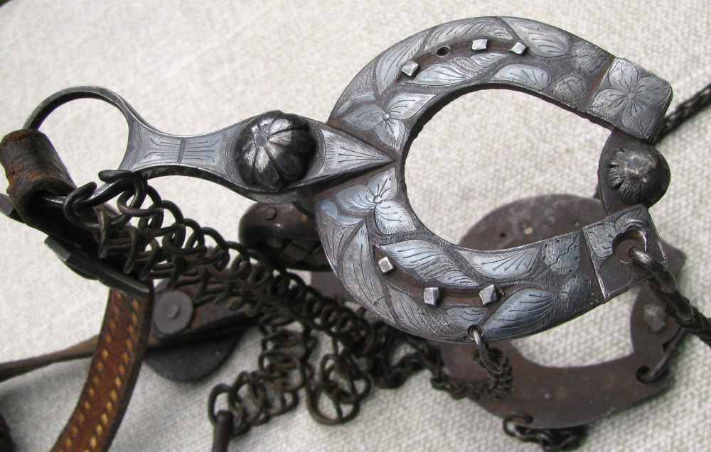 UNIQUE ANTIQUE MATCHING SILVER ENGRAVED HORSESHOE BIT/CONCHOS FANCY REINS -img-2