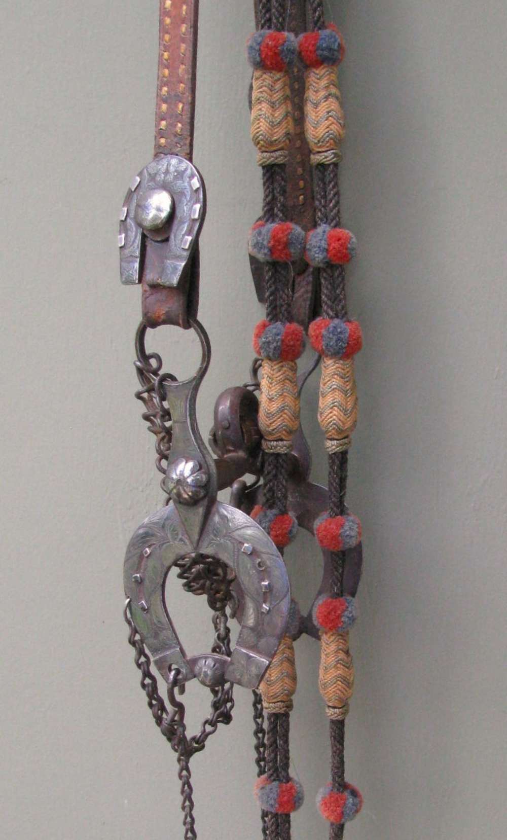 UNIQUE ANTIQUE MATCHING SILVER ENGRAVED HORSESHOE BIT/CONCHOS FANCY REINS -img-4