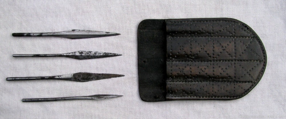 ANTIQUE FOLKART SAILORS PUNCH DOT DECORATED LEATHER CASE + 4 MARKED NEEDLES-img-9
