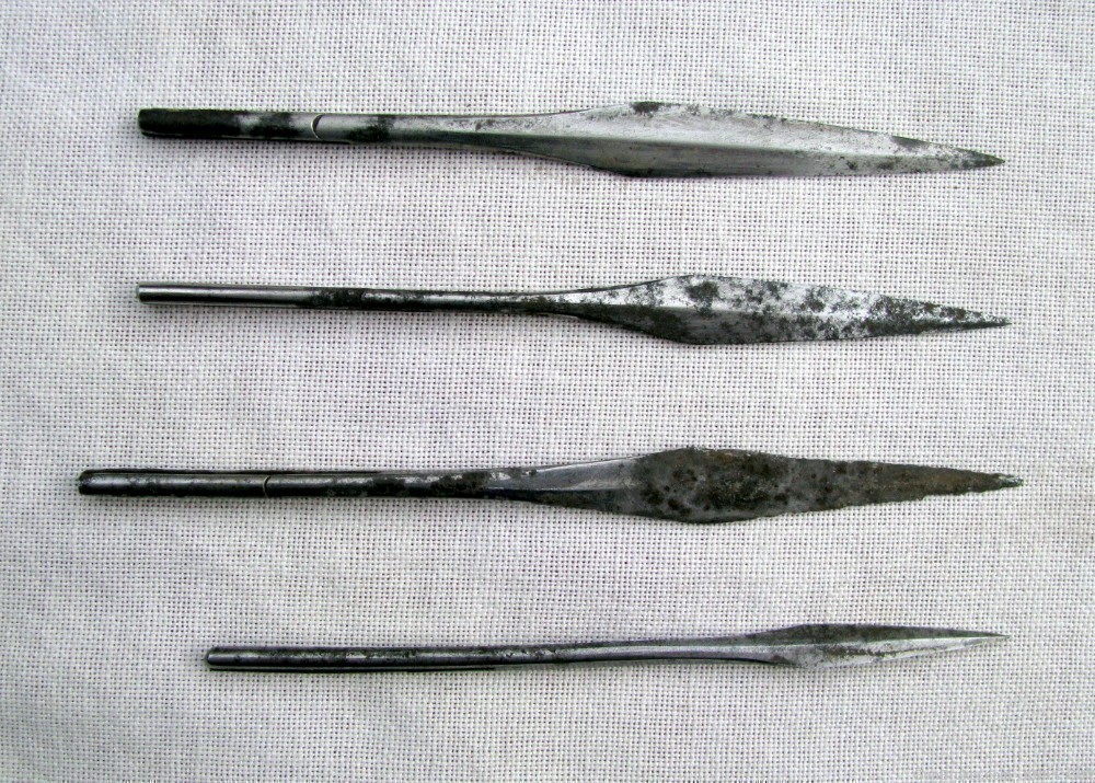 ANTIQUE FOLKART SAILORS PUNCH DOT DECORATED LEATHER CASE + 4 MARKED NEEDLES-img-3