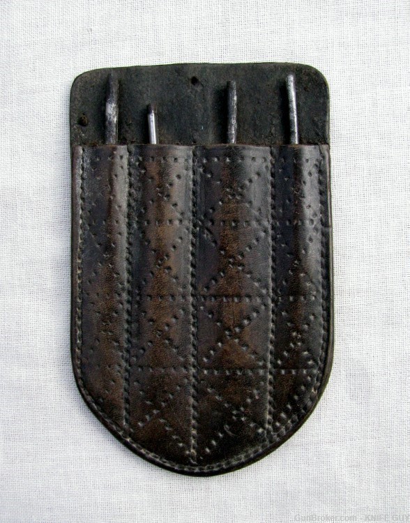 ANTIQUE FOLKART SAILORS PUNCH DOT DECORATED LEATHER CASE + 4 MARKED NEEDLES-img-1