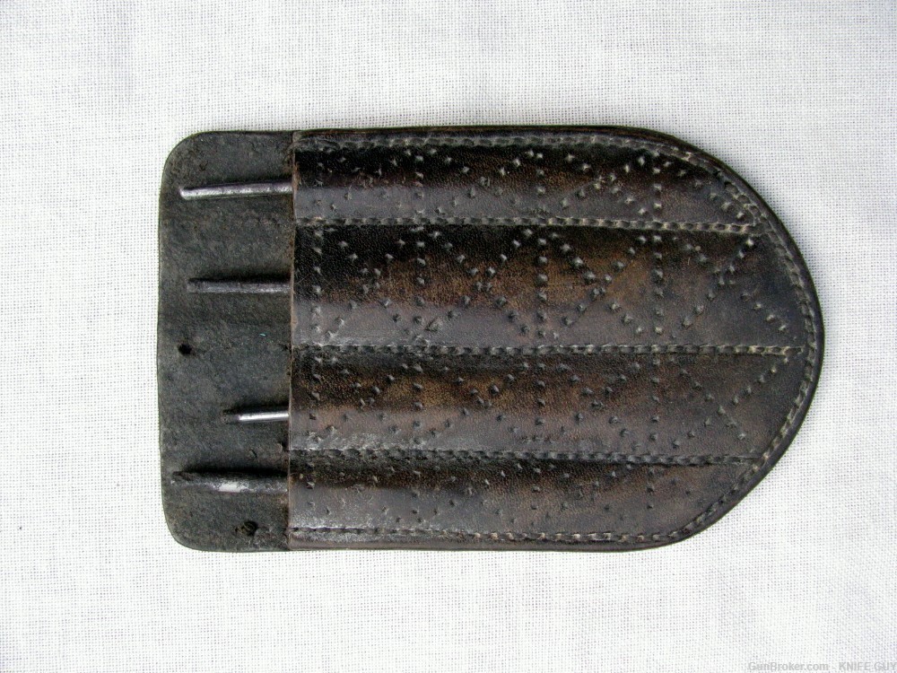 ANTIQUE FOLKART SAILORS PUNCH DOT DECORATED LEATHER CASE + 4 MARKED NEEDLES-img-5