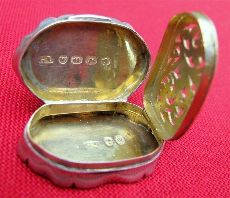FINE STERLING GOLD GILDED ENGRAVED FANCY SMALL SCENT BOX DATED 1871-img-15