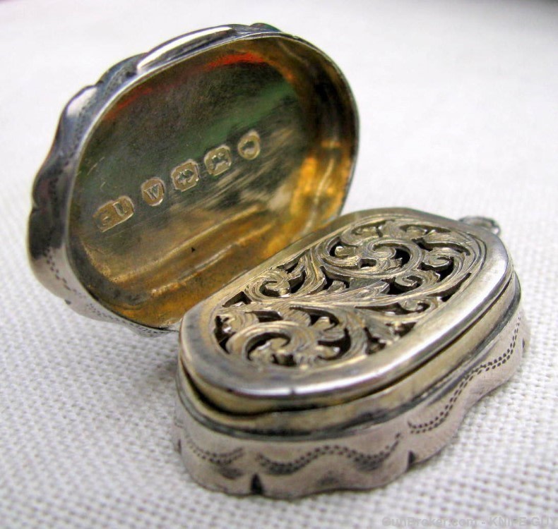 FINE STERLING GOLD GILDED ENGRAVED FANCY SMALL SCENT BOX DATED 1871-img-1
