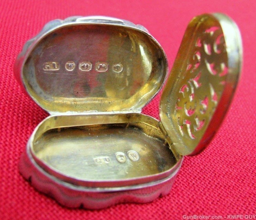 FINE STERLING GOLD GILDED ENGRAVED FANCY SMALL SCENT BOX DATED 1871-img-4