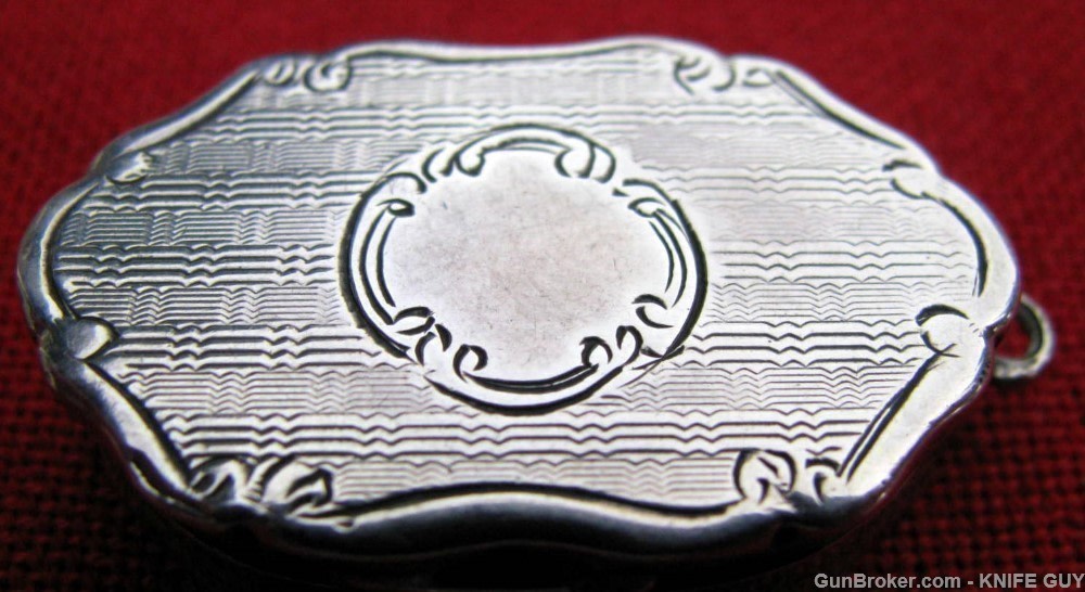 FINE STERLING GOLD GILDED ENGRAVED FANCY SMALL SCENT BOX DATED 1871-img-8