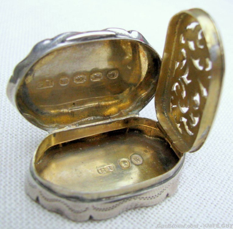 FINE STERLING GOLD GILDED ENGRAVED FANCY SMALL SCENT BOX DATED 1871-img-3
