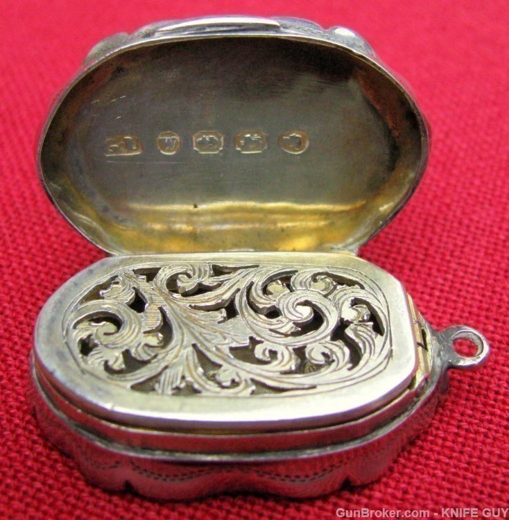 FINE STERLING GOLD GILDED ENGRAVED FANCY SMALL SCENT BOX DATED 1871-img-5