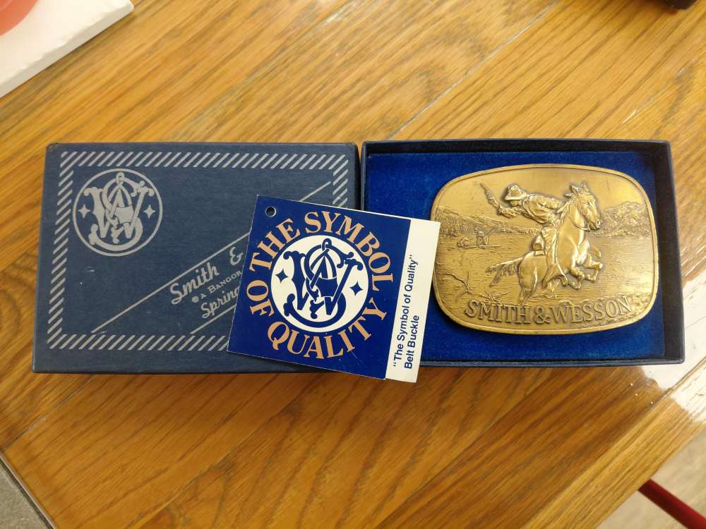 1975 Smith and Wesson Belt Buckle IN BOX-img-2
