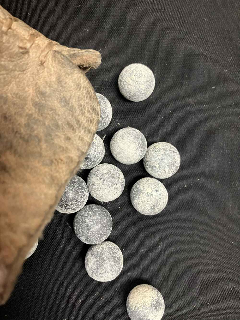 Rifle flints and .440 balls in their original buckskin pouches-img-4