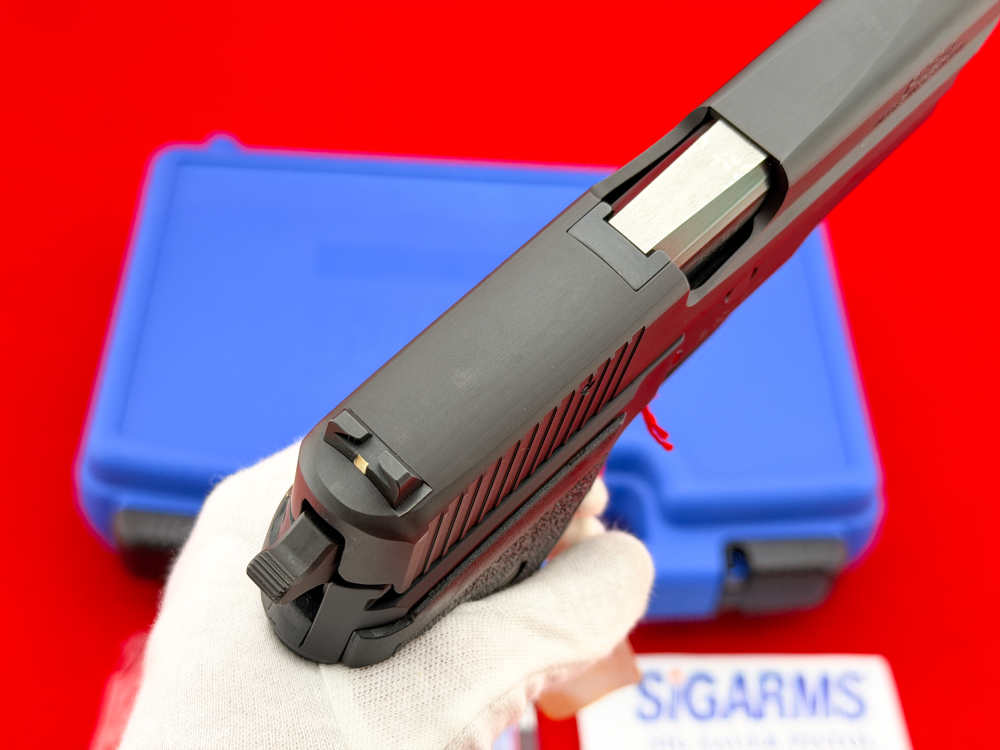 SIG Sauer P228 9mm Luger German 3-7/8" w/ Factory Case-img-15