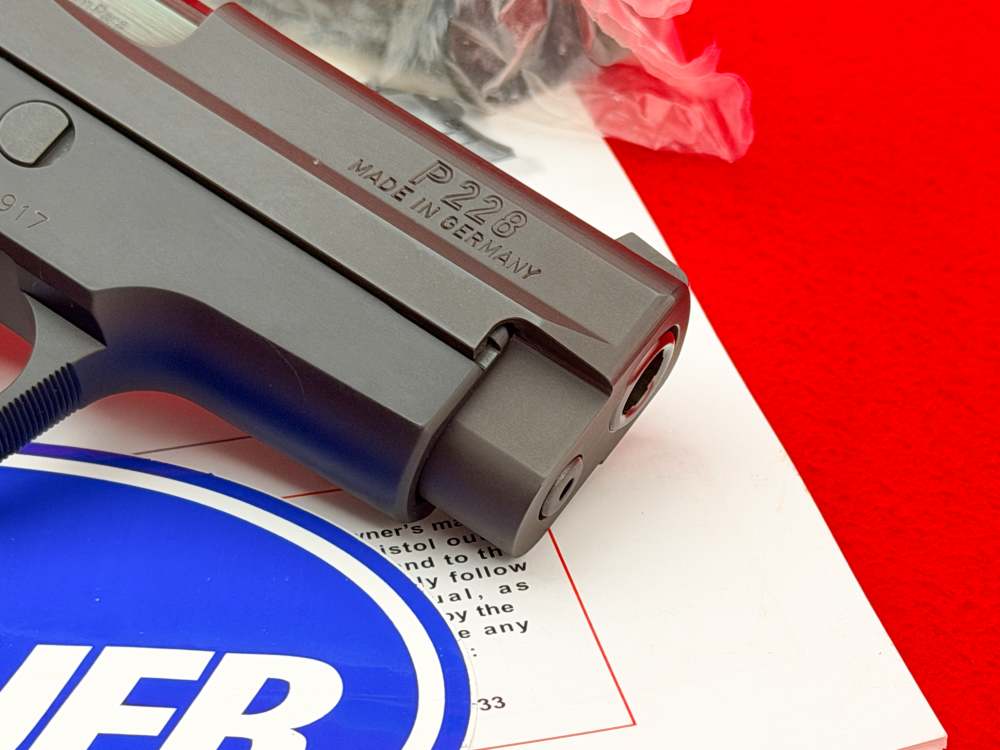 SIG Sauer P228 9mm Luger German 3-7/8" w/ Factory Case-img-9