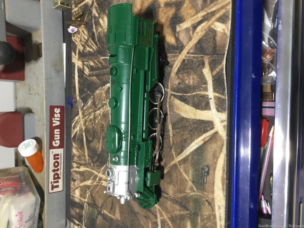 Lionel Cresent line 8720 locomotive train-img-0
