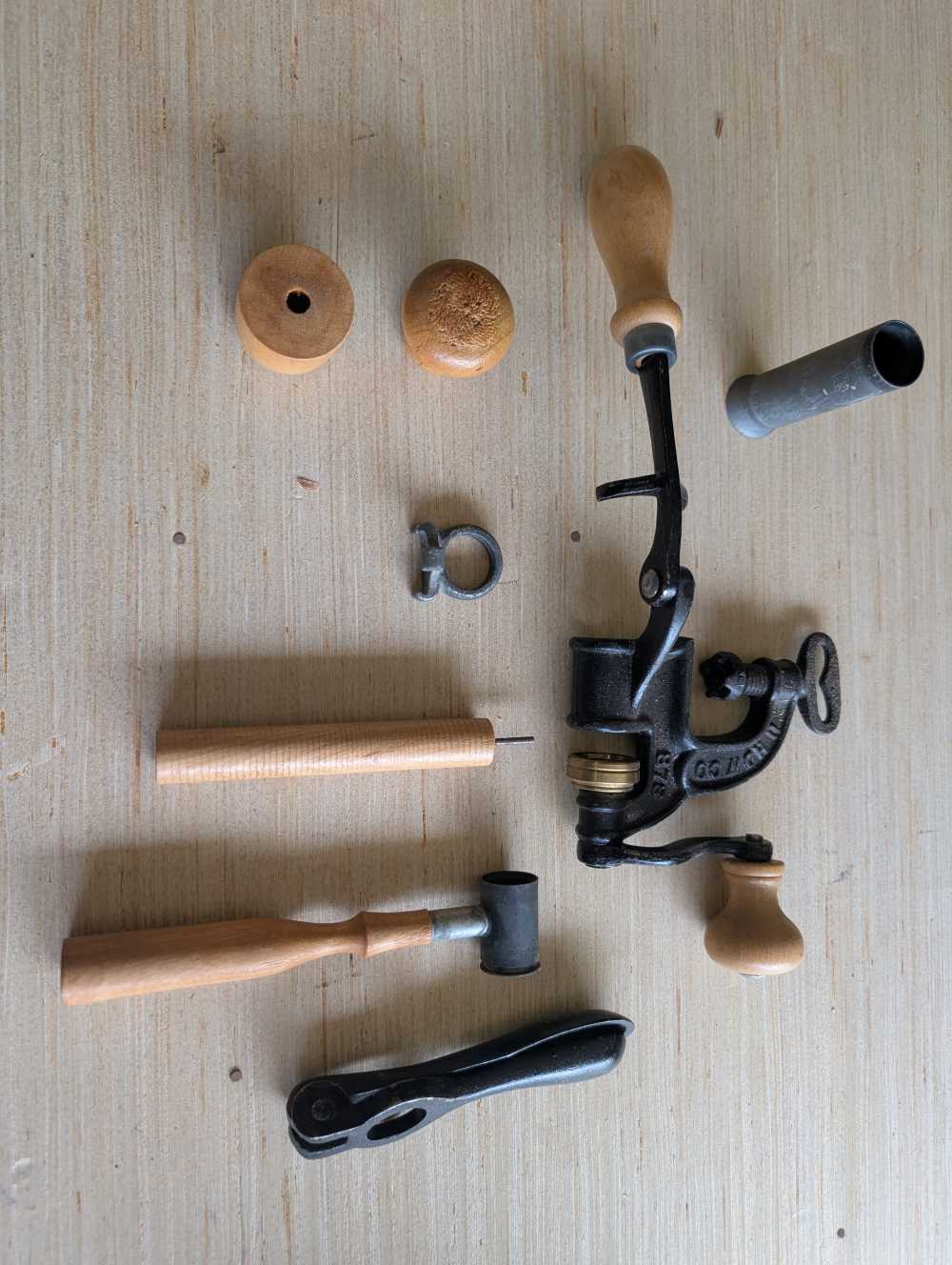 Vintage shotshell reloading equipment. -img-1