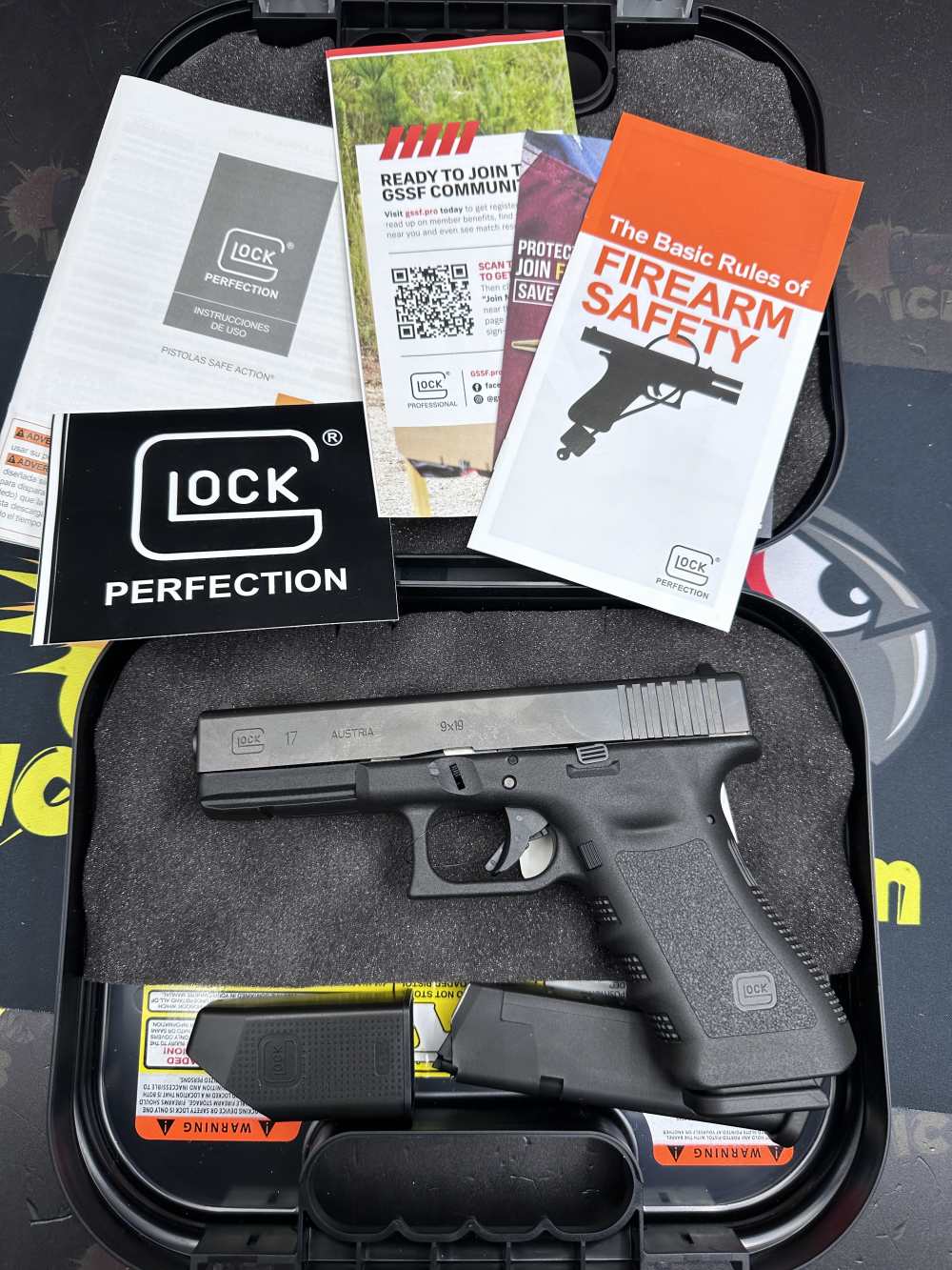Glock 17 Gen 3 9mm 4.49" 2x17rd Mags Case Penny Start No Reserve-img-0