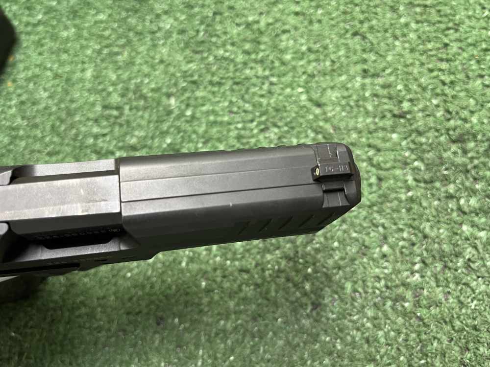 Heckler & Koch HK VP9 4.5" bbl 9mm 17+1 New - Display Model-img-12