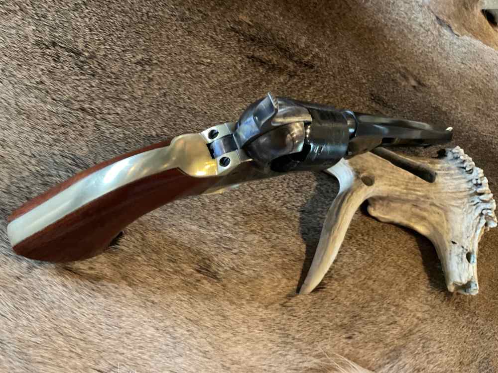 1851 NAVY .36 CAL.  7.5 Octagon C/C Black Powder by Uberti Excellent +-img-2