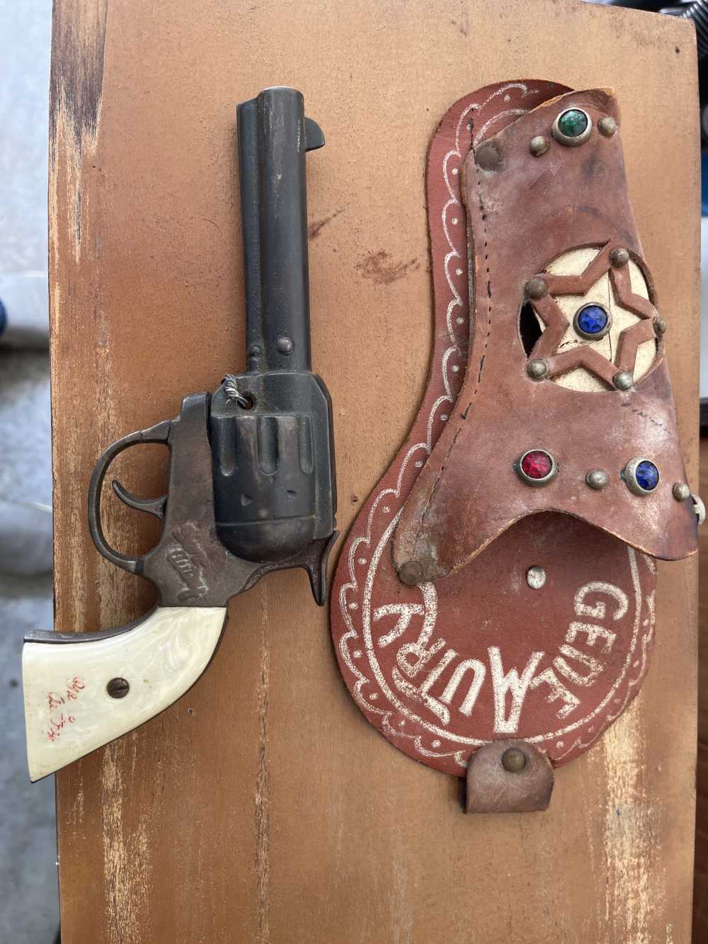 Gene Autry cowboy cap pistol antique with hooster-img-0