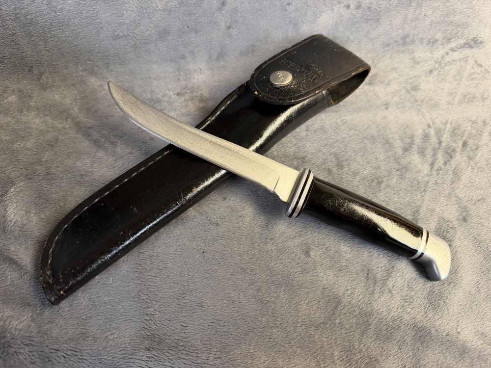 Buck Knife 121 w/leather sheath Fisherman Guide Penny Bid-img-0