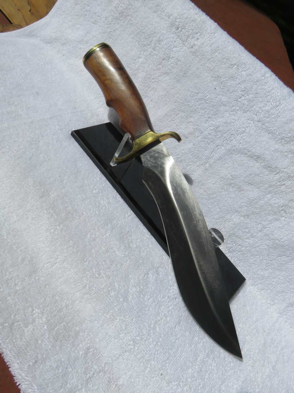 Custom made Surgical Steel Hunting Knife with Walnut Handle & Brass Hilt. -img-15