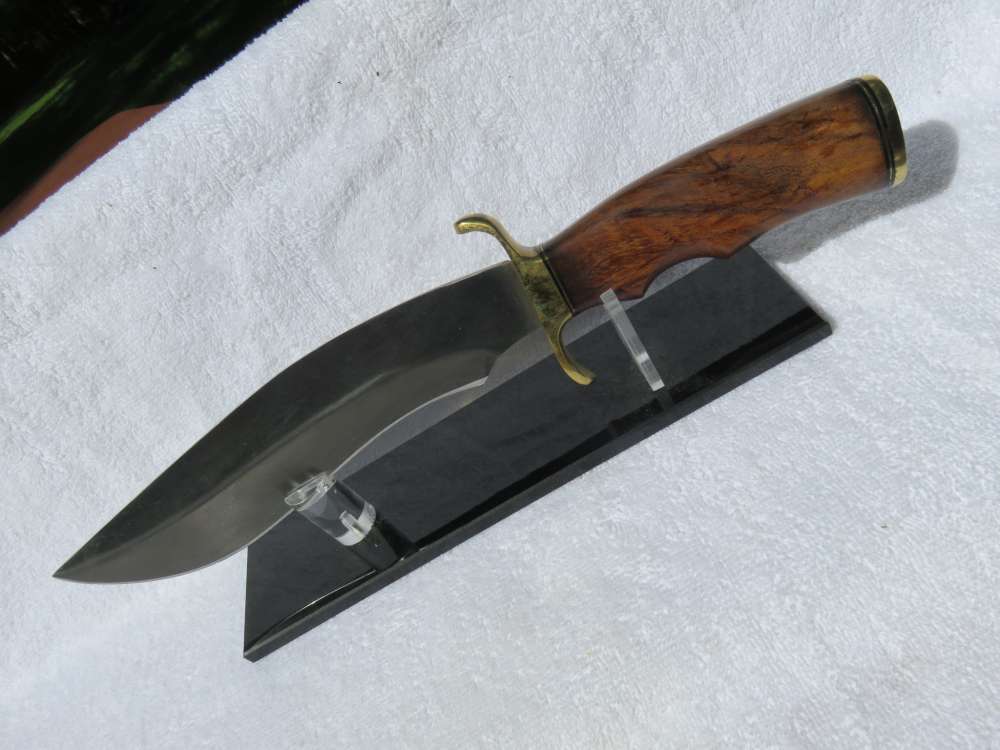 Custom made Surgical Steel Hunting Knife with Walnut Handle & Brass Hilt. -img-6