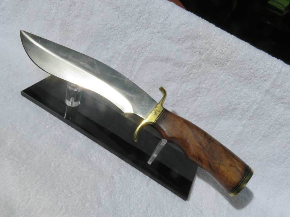 Custom made Surgical Steel Hunting Knife with Walnut Handle & Brass Hilt. -img-4