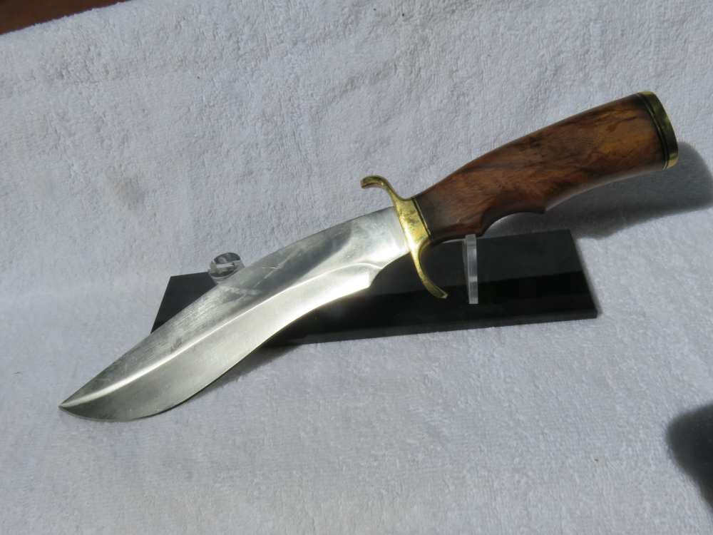 Custom made Surgical Steel Hunting Knife with Walnut Handle & Brass Hilt. -img-27