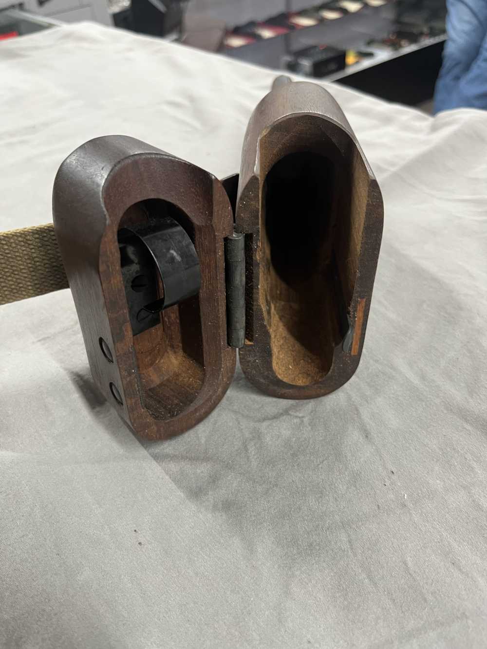 Hi Power Walnut shoulder stock (Canadian) 1944 -img-5