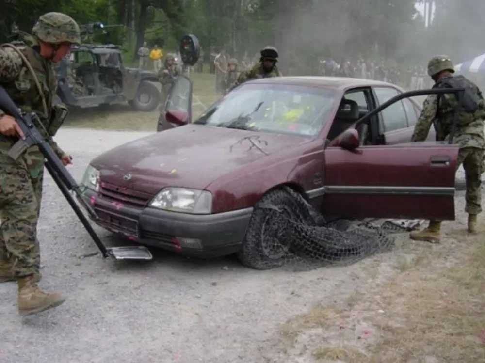 X-Net Vehicle Arresting System Barrier & Spike Strip Mobile Road Block NEW -img-2
