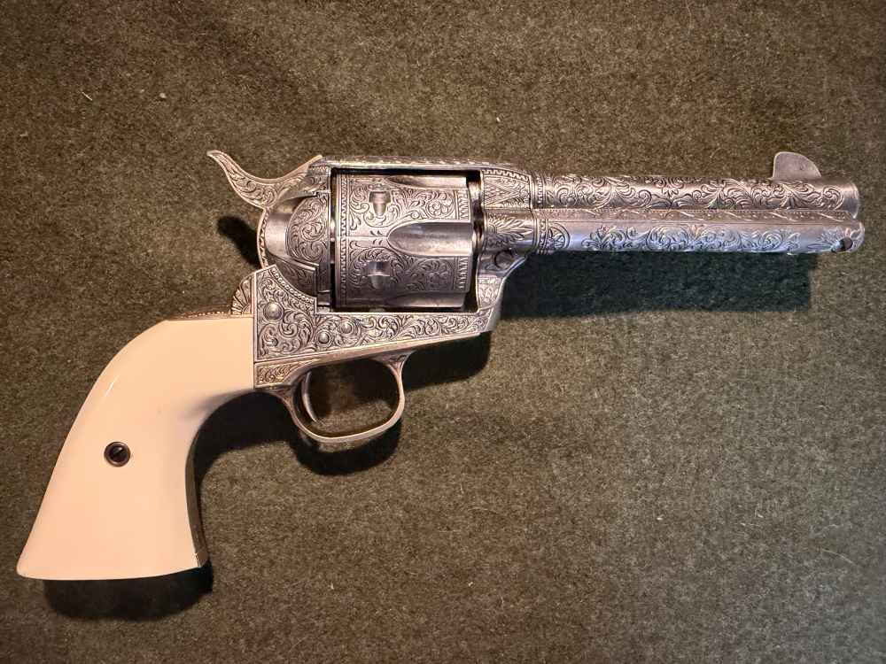 Franklin Mint John Wayne Commemorative .45 revolver -img-1