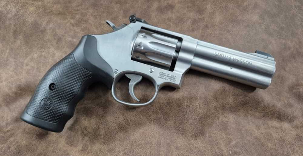 NIB SMITH & WESSON MODEL 617-6 22LR 4" CASE-img-1