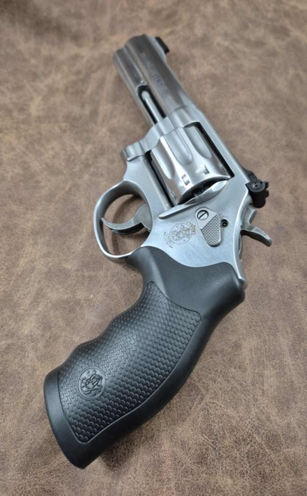 NIB SMITH & WESSON MODEL 617-6 22LR 4" CASE-img-6