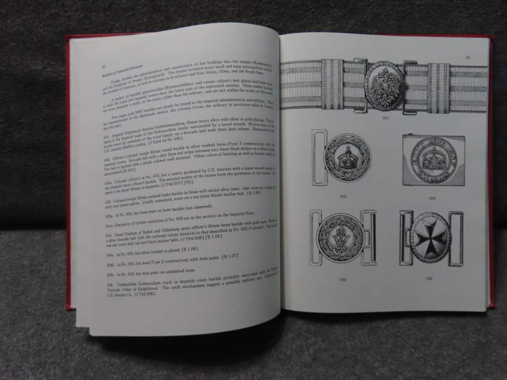 SIGNED AND NUMBERED BOOK-GERMAN BELT BUCKLES BY THOMAS REID-img-8
