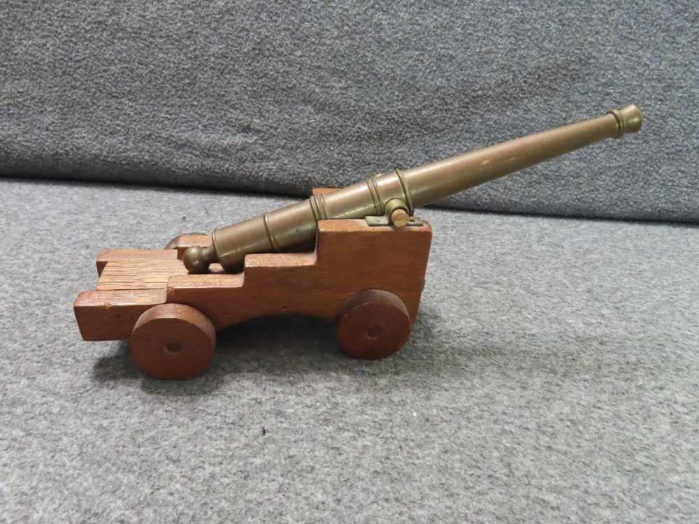 VINTAGE BRASS BARREL NAVAL TYPE DISPLAY CANNON ON A NICE ROLLING CARRIAGE-img-11