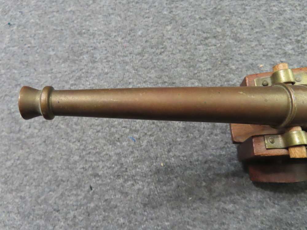 VINTAGE BRASS BARREL NAVAL TYPE DISPLAY CANNON ON A NICE ROLLING CARRIAGE-img-4