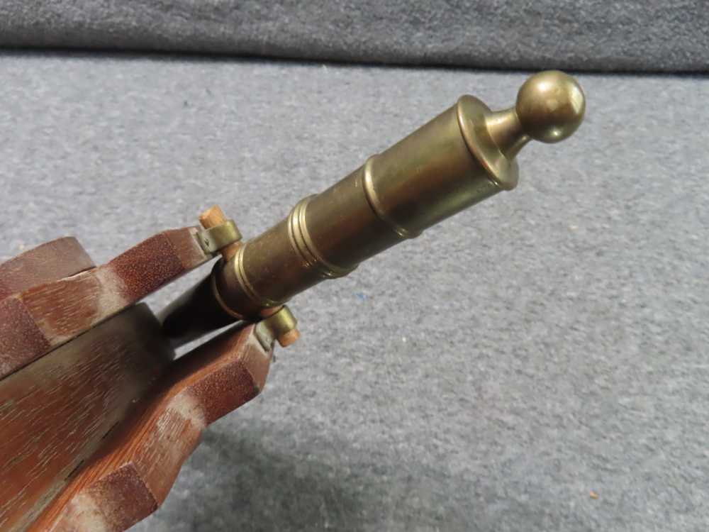 VINTAGE BRASS BARREL NAVAL TYPE DISPLAY CANNON ON A NICE ROLLING CARRIAGE-img-10