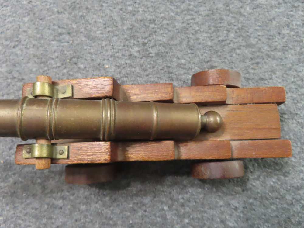 VINTAGE BRASS BARREL NAVAL TYPE DISPLAY CANNON ON A NICE ROLLING CARRIAGE-img-3
