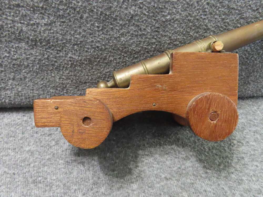 VINTAGE BRASS BARREL NAVAL TYPE DISPLAY CANNON ON A NICE ROLLING CARRIAGE-img-5