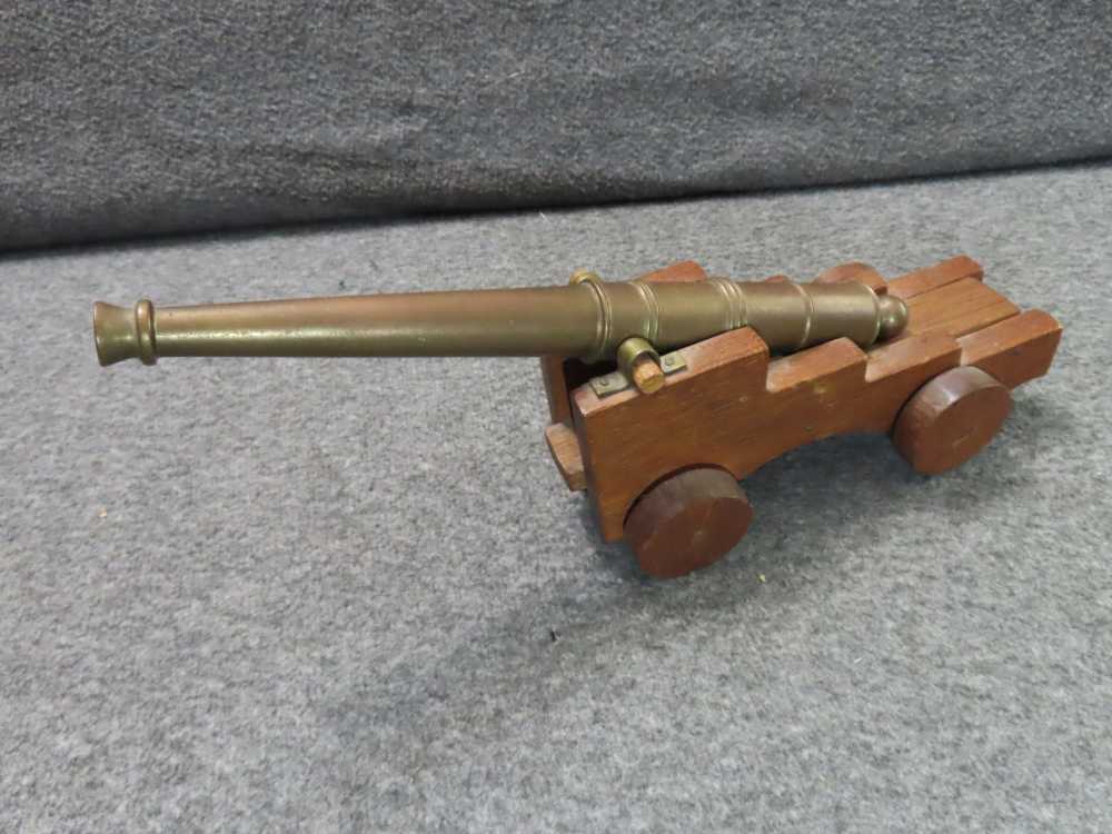VINTAGE BRASS BARREL NAVAL TYPE DISPLAY CANNON ON A NICE ROLLING CARRIAGE-img-1