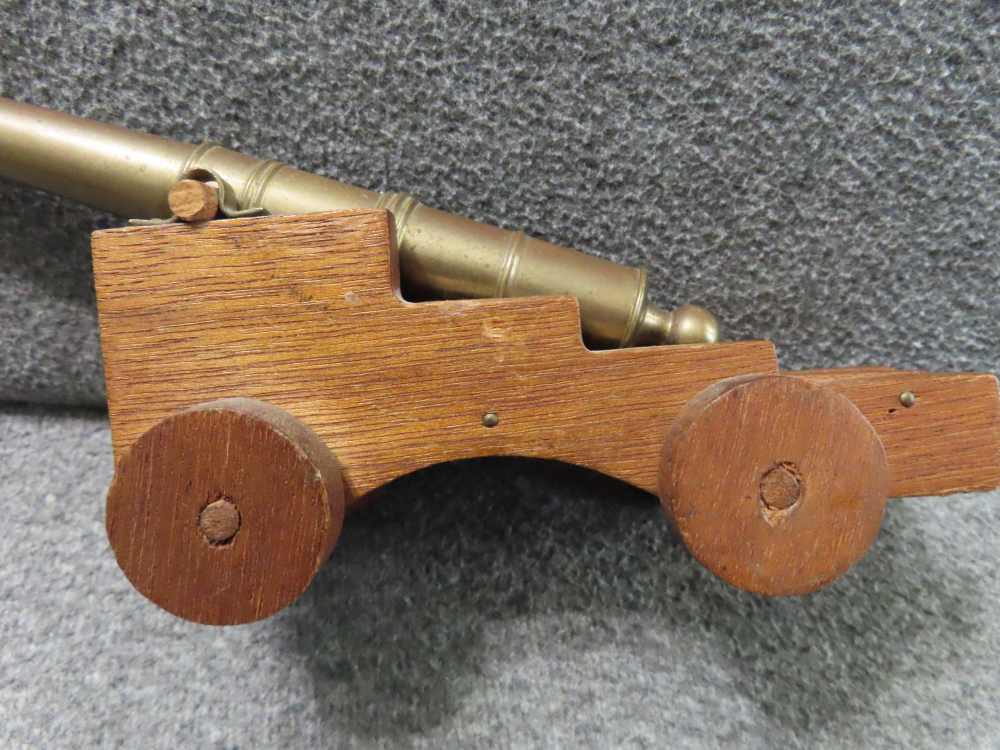 VINTAGE BRASS BARREL NAVAL TYPE DISPLAY CANNON ON A NICE ROLLING CARRIAGE-img-2
