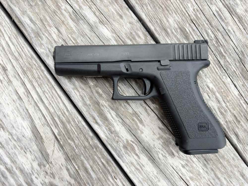 Glock 17 semi auto pistol 9mm  17+1 (FREE SHIPPING)-img-1