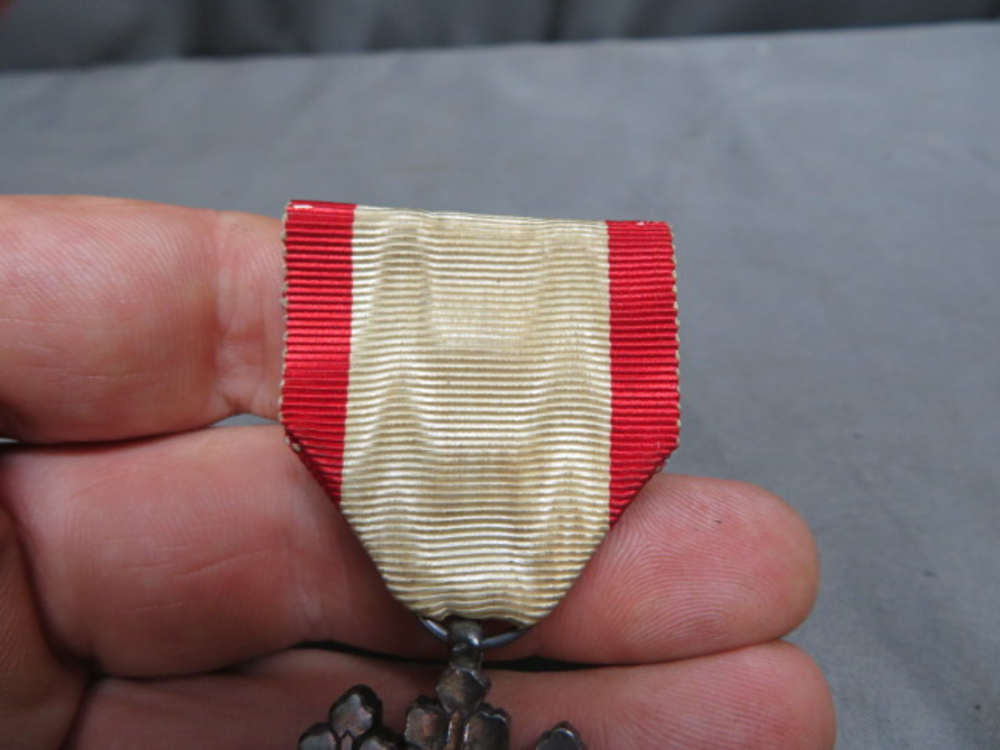 WWII JAPANESE ORDER OF THE RISING SUN 8TH CLASS W/ CASE-img-3