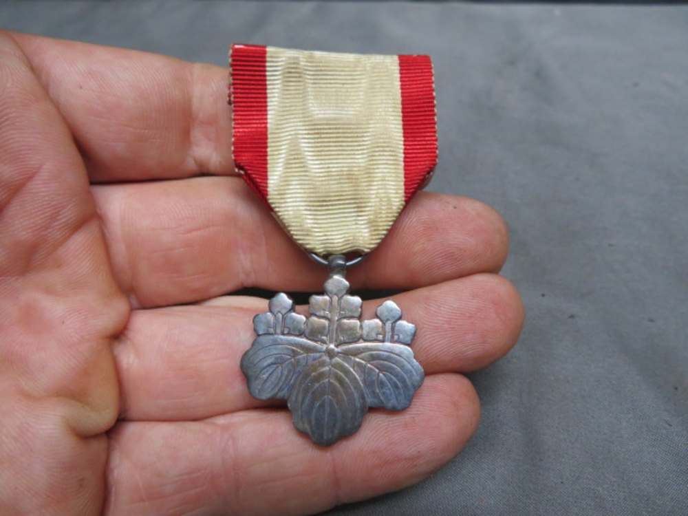 WWII JAPANESE ORDER OF THE RISING SUN 8TH CLASS W/ CASE-img-1