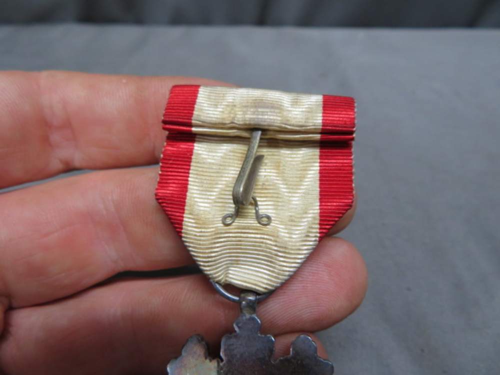 WWII JAPANESE ORDER OF THE RISING SUN 8TH CLASS W/ CASE-img-6