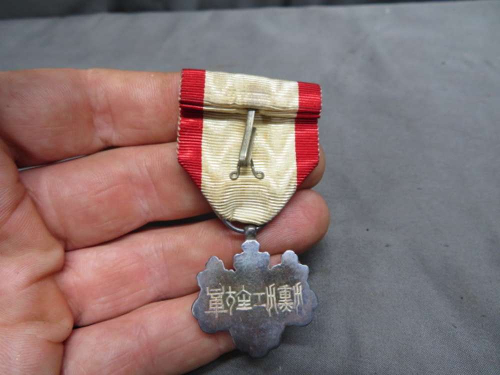 WWII JAPANESE ORDER OF THE RISING SUN 8TH CLASS W/ CASE-img-4