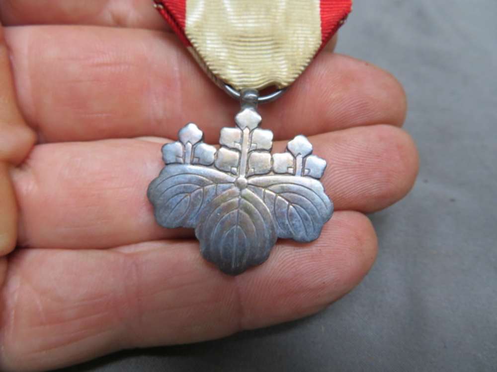 WWII JAPANESE ORDER OF THE RISING SUN 8TH CLASS W/ CASE-img-2