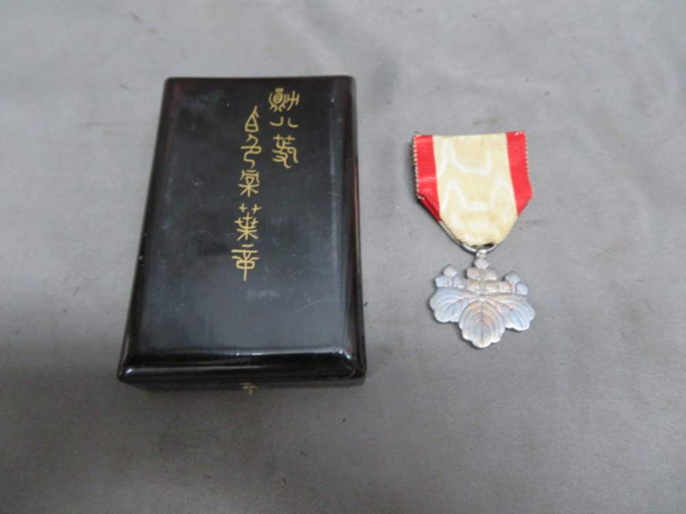 WWII JAPANESE ORDER OF THE RISING SUN 8TH CLASS W/ CASE-img-0